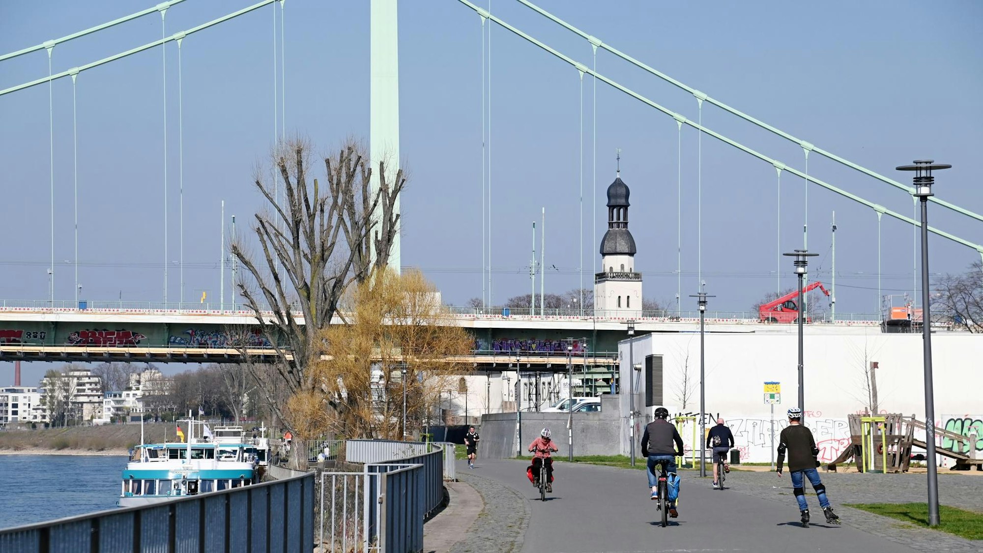Rheinpromenade mit Mülheimer Brücke im Hintergrund
