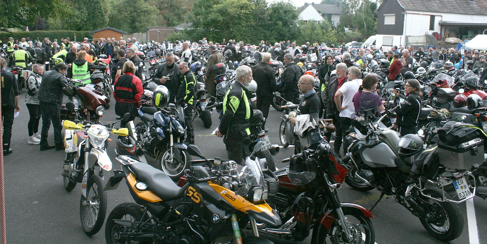 Mehr als 250 Biker kamen im Jahr 2019 zum Motorrad-Gottesdienst auf den alten Schulhof in Breitenbenden.