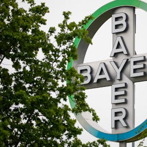 Das Bayer-Schild in Leverkusen.