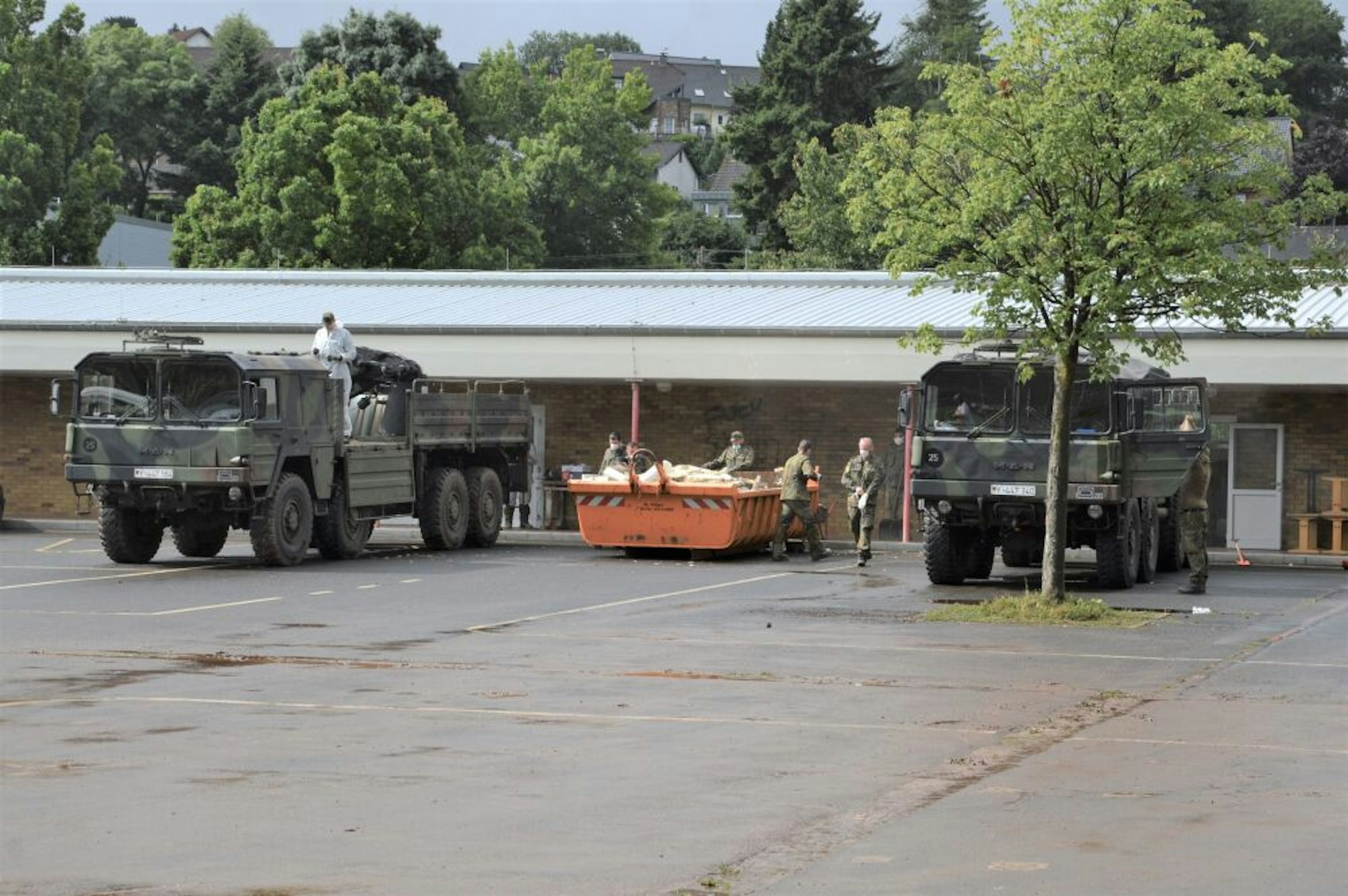 Bei den Aufräumarbeiten in der Gemeinde, hier an der neuen Grundschule in Kall, wurde auch die Bundeswehr eingesetzt.