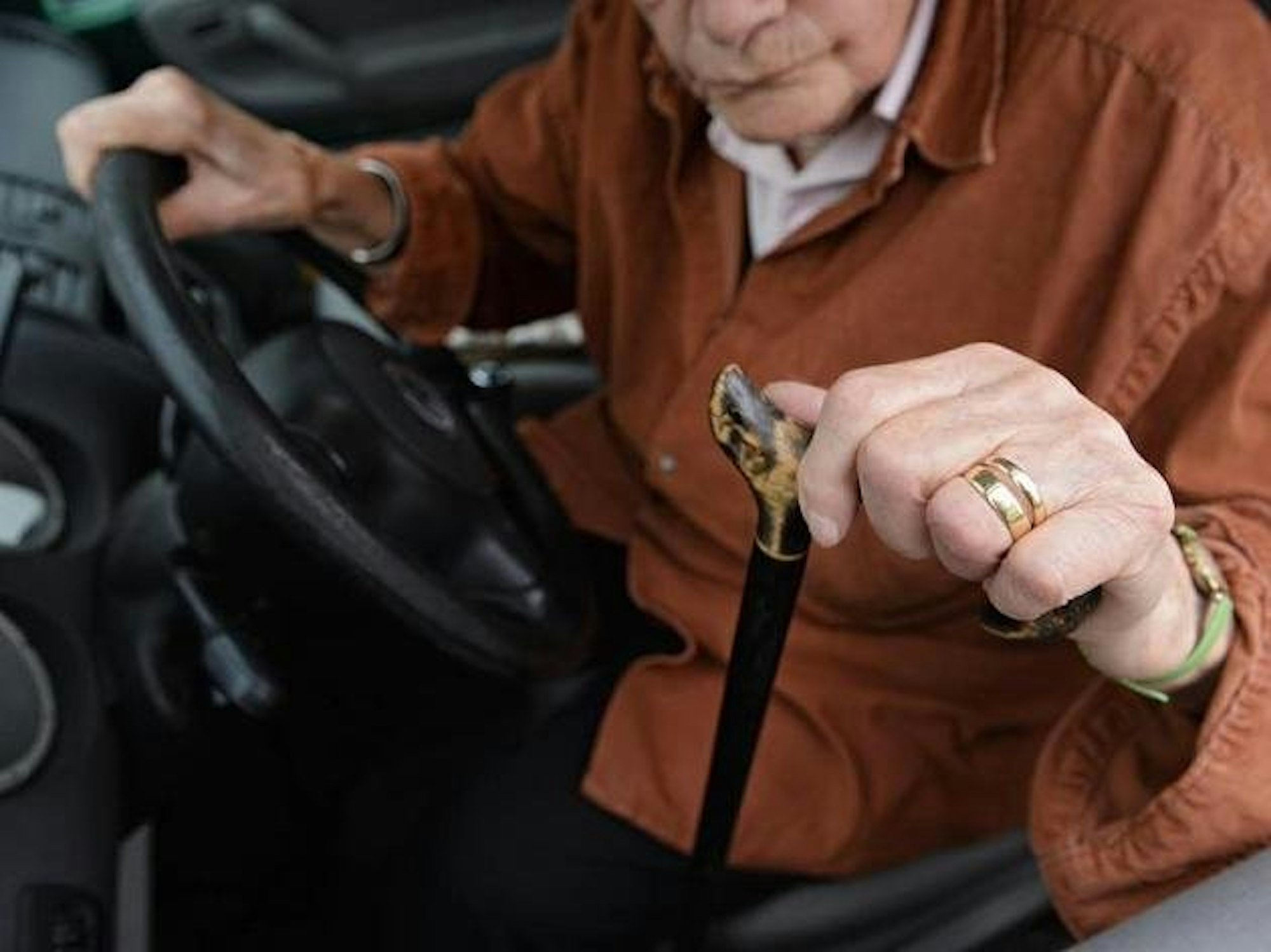 Einige Städte in NRW bieten Senioren ein Nahverkehrsticket im Austausch gegen ihren Führerschein an.