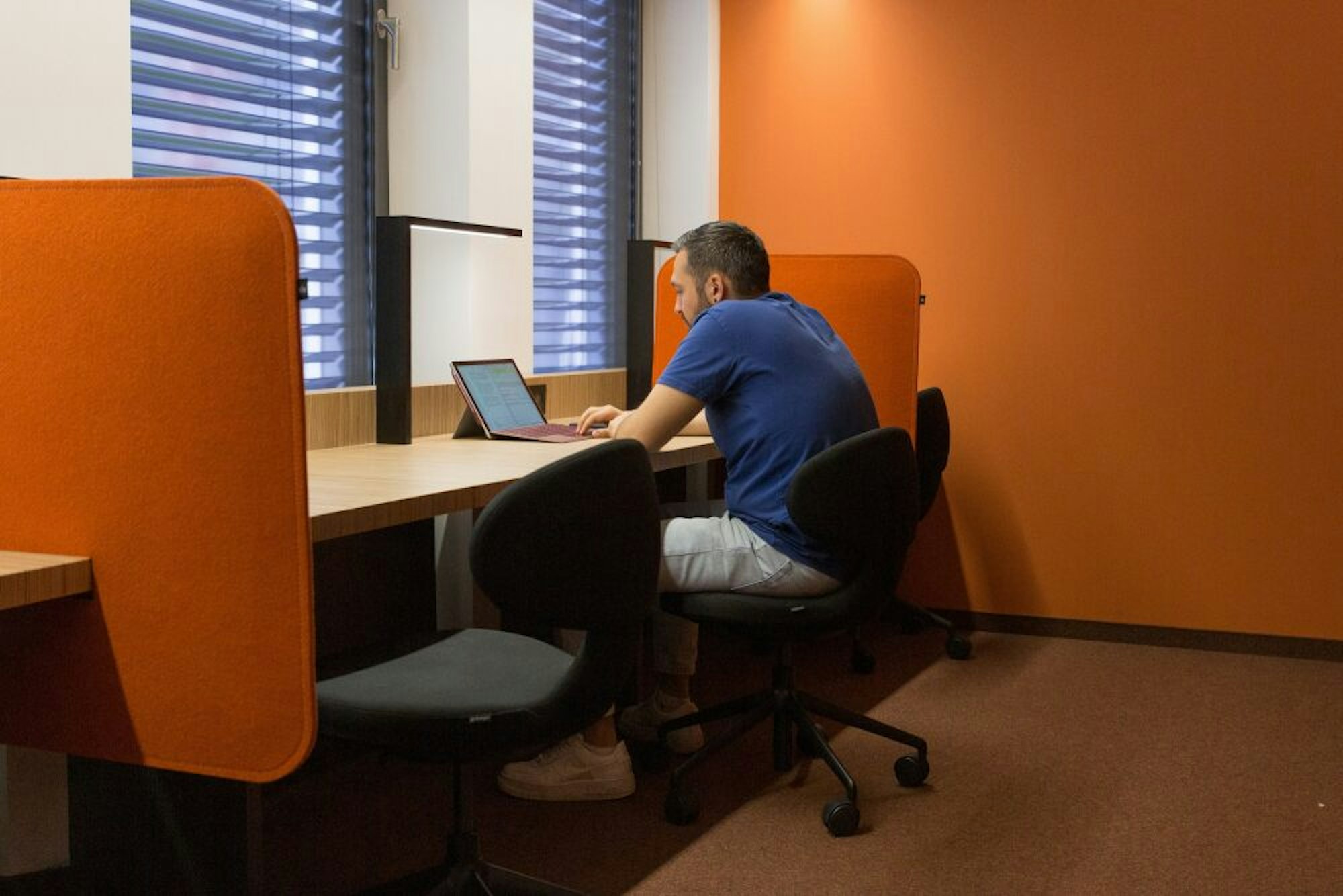 Student Mutlu Gülbasi hat sich fürs Lernen im orangefarbenen Raum entschieden.