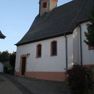 Die Margarethenkapelle liegt auf einer kleinen Anhöhe in Bedburg-Grottenherten.