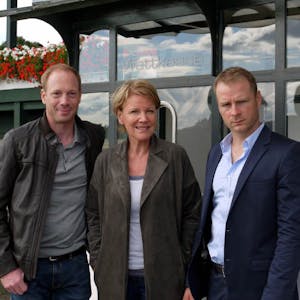TV-Kommissarin Mariele Millowitsch vor der Wettkasse mit Johann von Bülow (l.) und Hinnerk Schönemann.