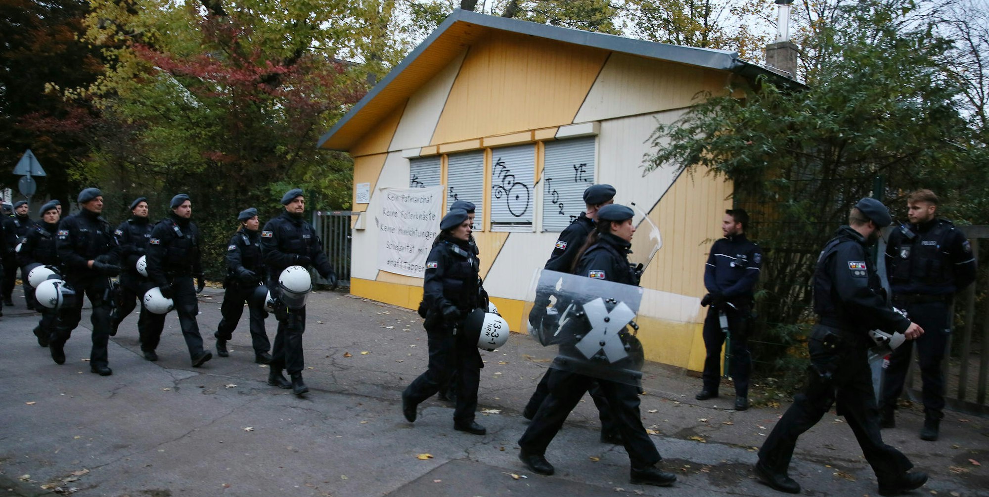 Polizisten räumen das besetzte Gebäude in Nippes.