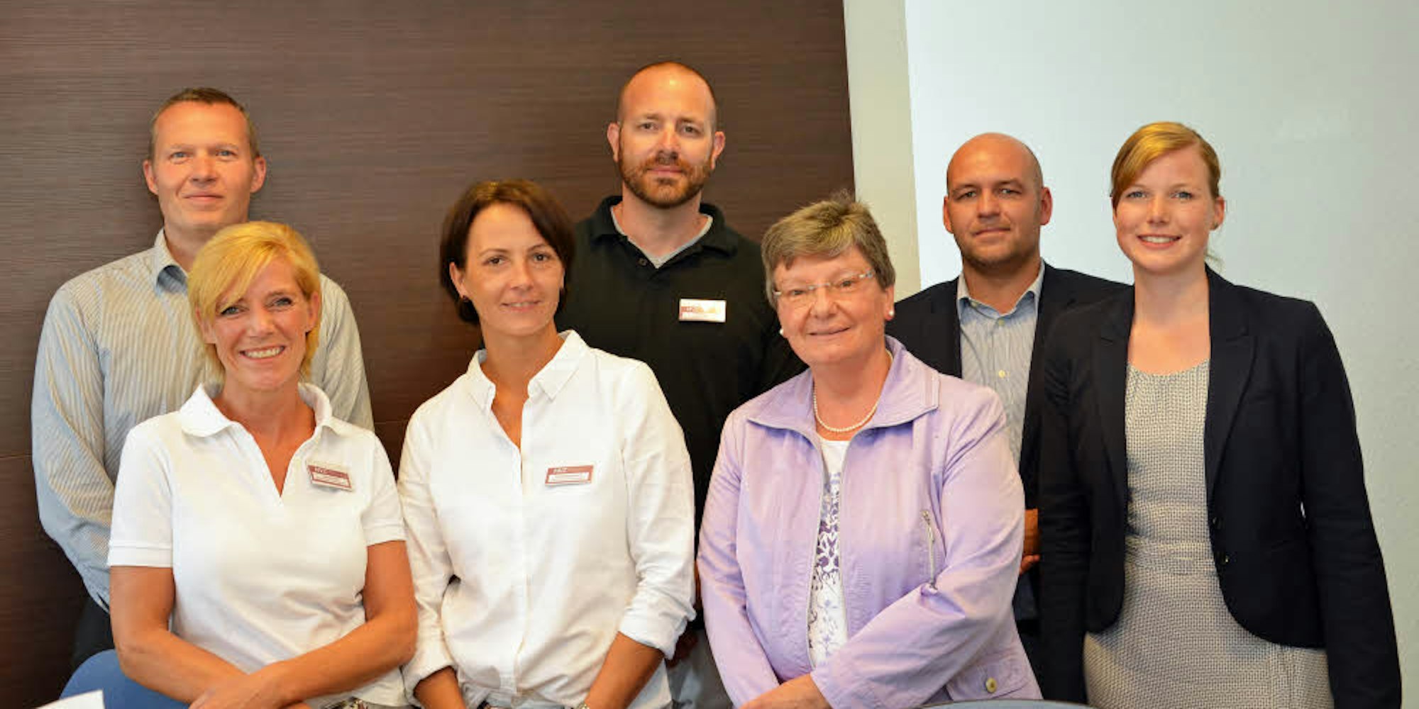 Team und Geschäftsführung des MVZ: Andrea Preuß, Andrea Wippenbeck, Dr. Ulrike Feik (vorne, v.l.), dahinter Dr. Volkart Rolf, Thomas Menken, Johannes Grundmann und Daniela Levy (v.l.).