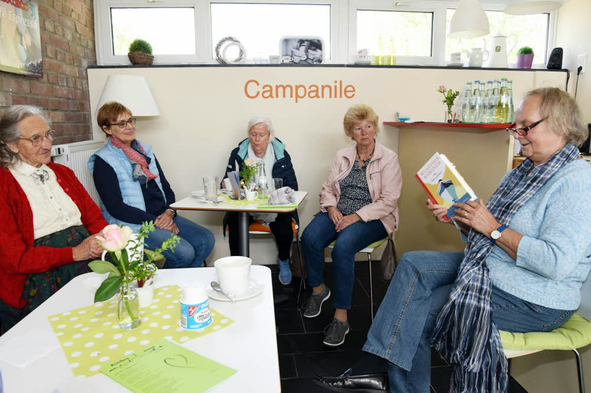 Barbara Löffler (ganz rechts) stellt immer am letzten Dienstag im Monat Bücher vor.