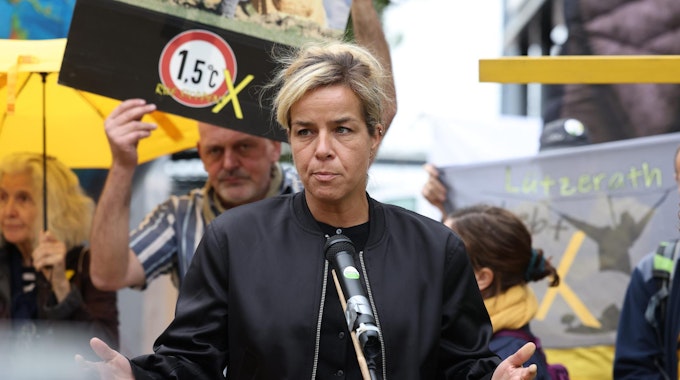 NRW-Wirtschaftsministerin Mona Neubaur bei einer Kundgebung