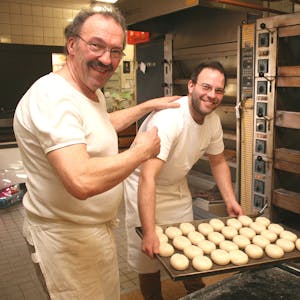 Otmar Ströder (l.) in Dahlem ist froh, dass Neffe Jan die Bäckerei weiterführt. Sie wurde schon 1882 am heutigen Standort gegründet.