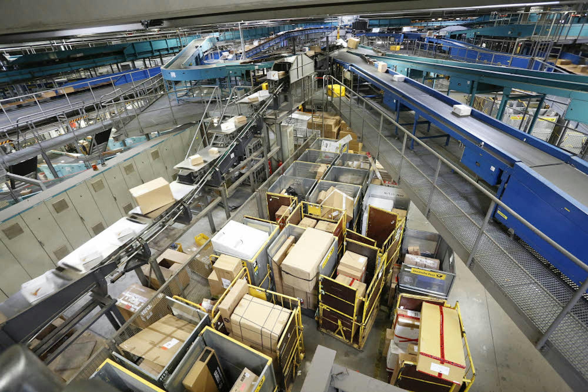 Aus dem Nationalen Paketzentrum der Deutschen Post am Eifeltor werden Pakete nach Deutschland und in die Benelux-Staaten geliefert.