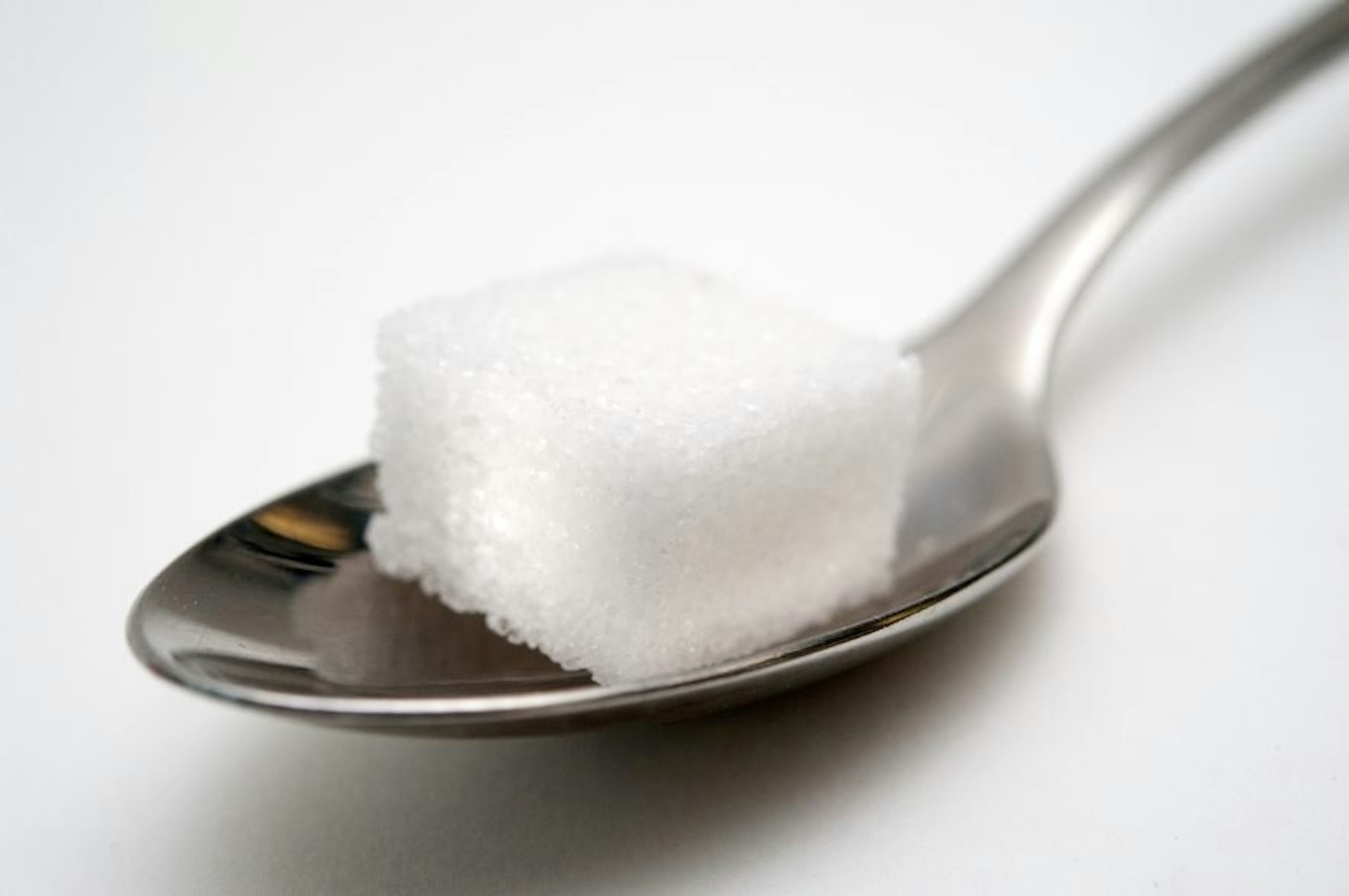 Zucker steckt fast in allem, was gut schmeckt. Er sorgt aber auch für Übergewicht und schädigt die Zähne.