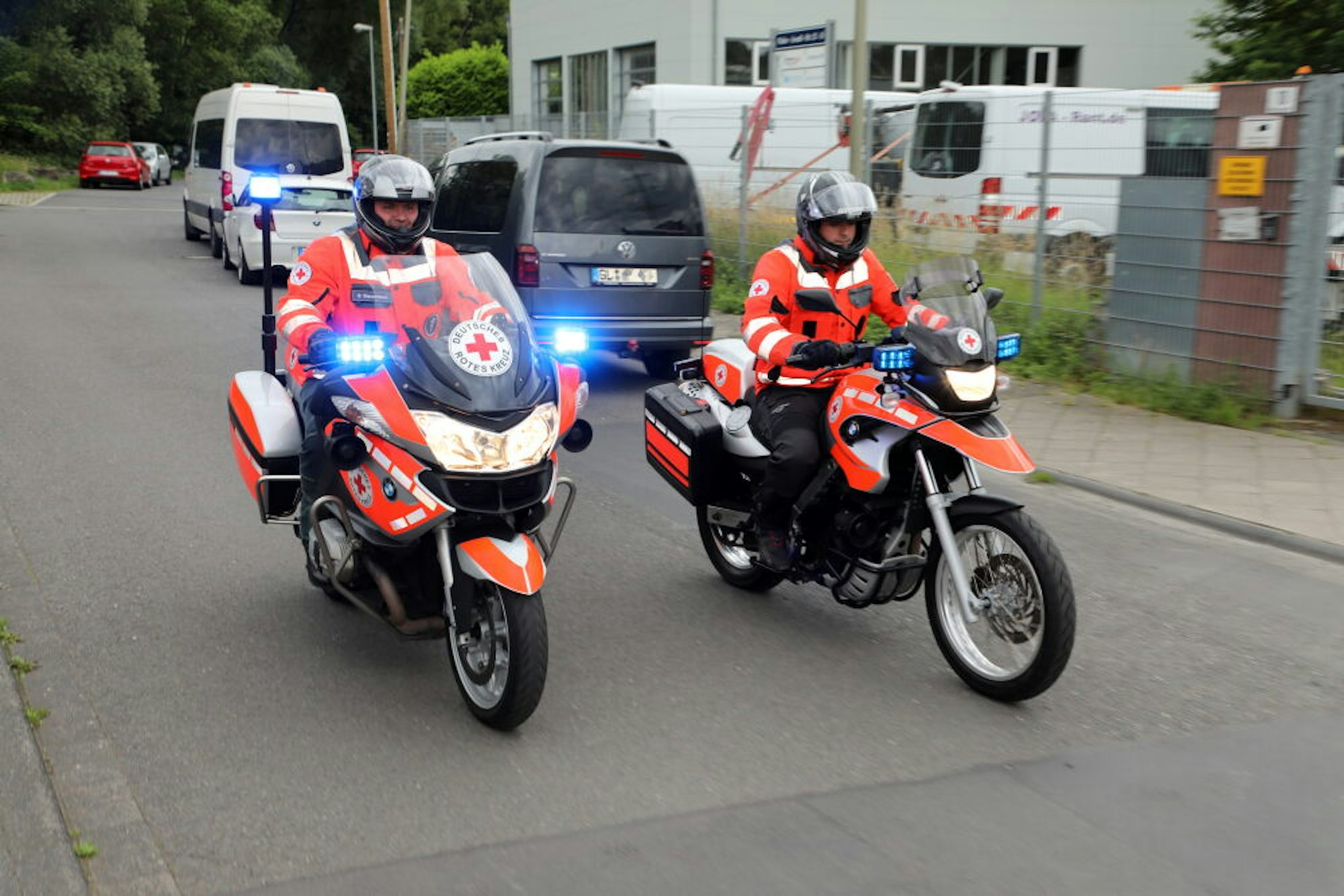 Training einer Einsatzfahrt: die beiden DRK-Motorräder in Aktion.
