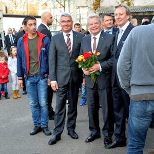 Von einem Flüchtling hatte Bundespräsident Joachim Gauck Blumen bekommen.