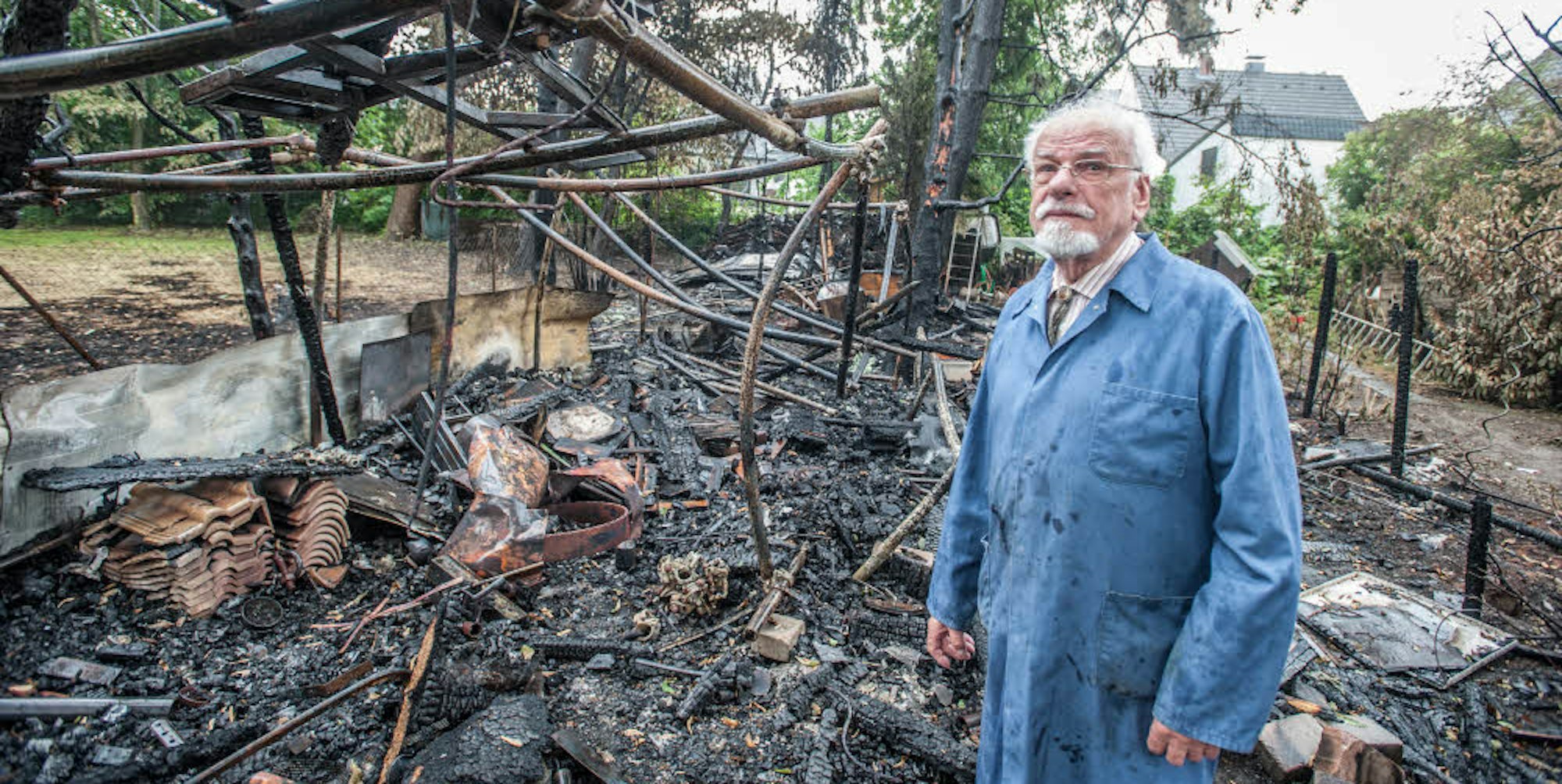 Konrad Kappek steht in den Trümmern seines ehemals großen Bienenstands. Darin verbrannten 500.000 Tiere.
