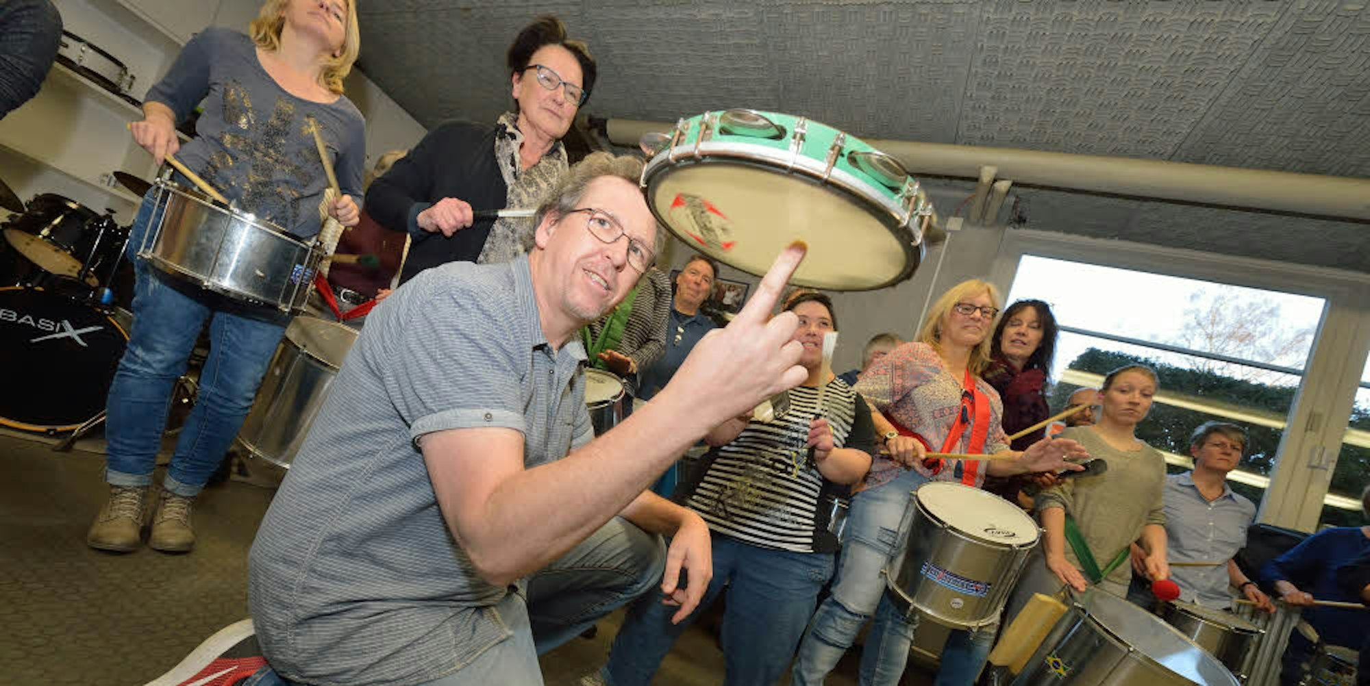 Ein Virutose an vielen Percussionstrumenten ist Klaus Schloßmacher von der Gladbacher Max-Bruch-Musikschule.