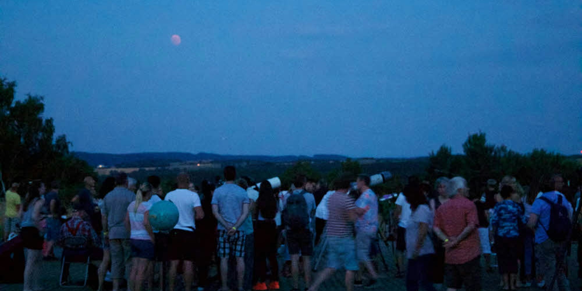 Gebannt richteten die Besucher in Vogelsang den Blick in den Himmel, um das Schauspiel des roten Mondes zu verfolgen.