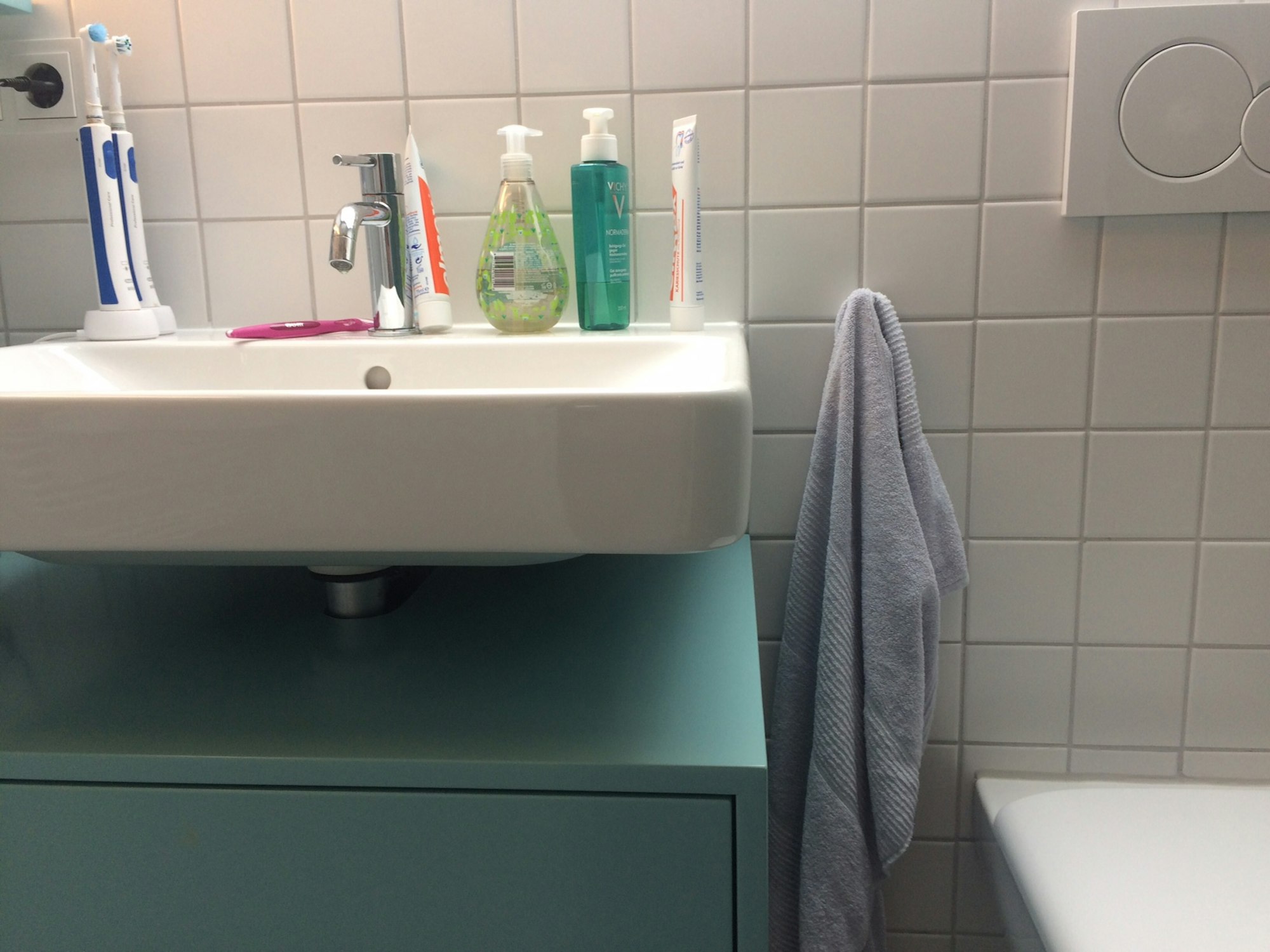 Ein Handtuch hängt in einem Badezimmer