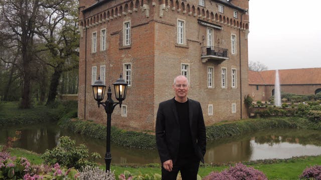 Thomas Bellefontaine lebt und arbeitet auf Schloss Loersfeld, das er gepachtet hat. Das Restaurant feiert nun seinen 25. Geburtstag.