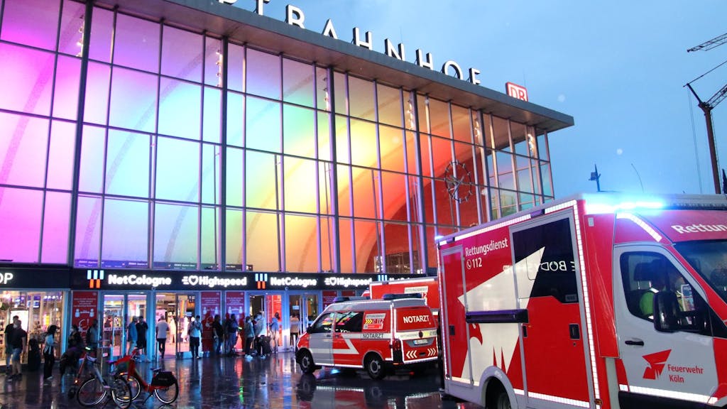 Zwei Rettungswagen und ein Notarztfahrzeug stehen vor dem Kölner Hauptbahnhof.&nbsp;