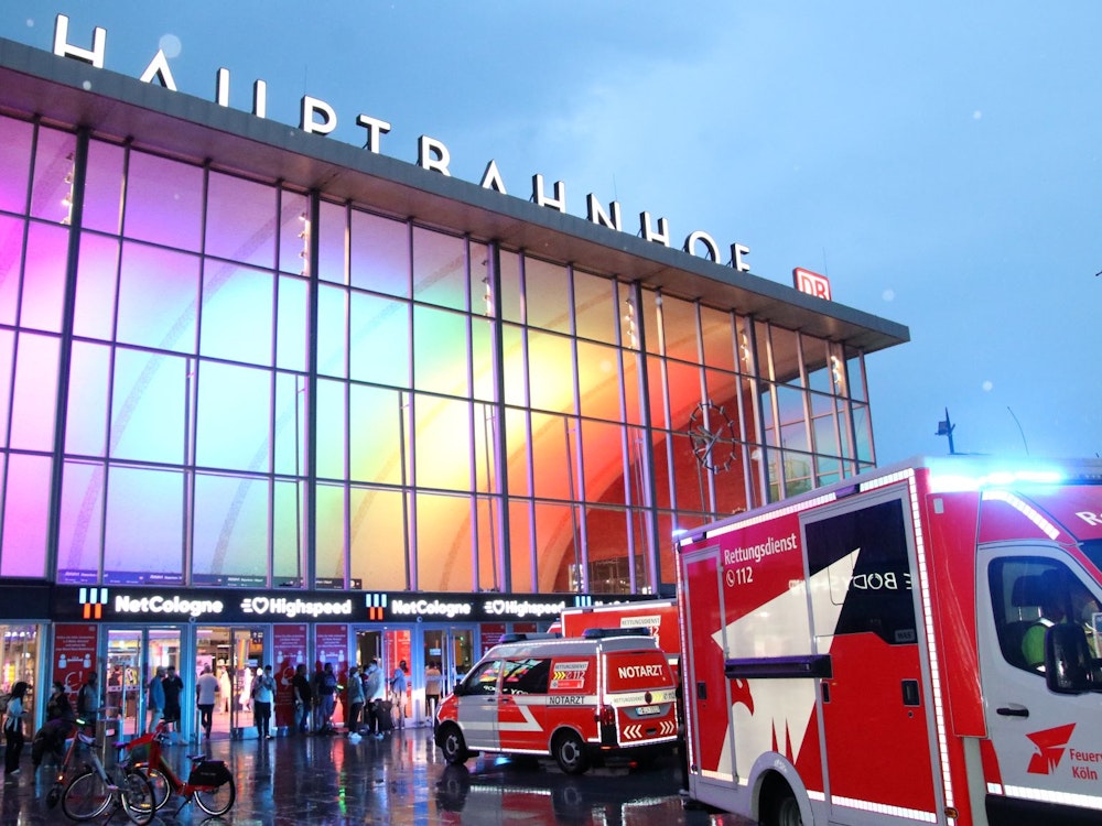 Zwei Rettungswagen und ein Notarztfahrzeug stehen vor dem Kölner Hauptbahnhof.