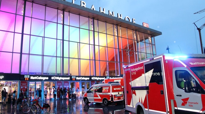 Zwei Rettungswagen und ein Notarztfahrzeug stehen vor dem Kölner Hauptbahnhof.
