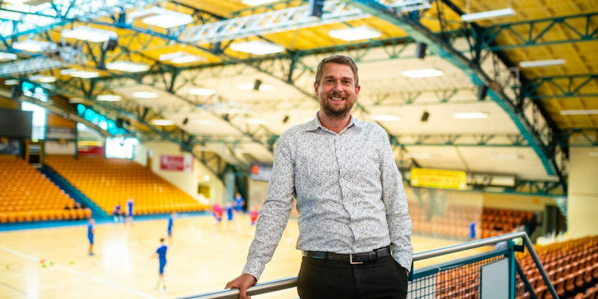 Die Rundsporthalle in Dessau sei eine Besonderheit, sagt der Gummersbacher Sebastian Glock über seinen Arbeitsplatz.