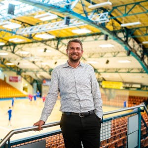 Die Rundsporthalle in Dessau sei eine Besonderheit, sagt der Gummersbacher Sebastian Glock über seinen Arbeitsplatz.