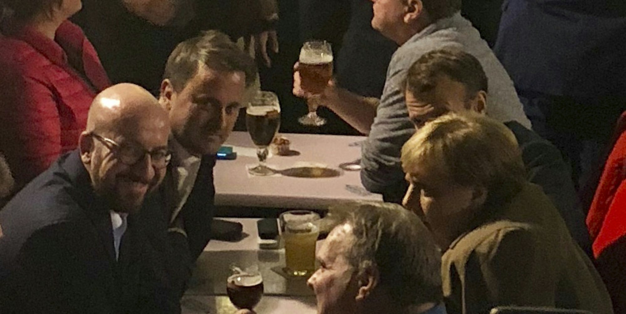 Merkel und Macron bei Bier und Fritten