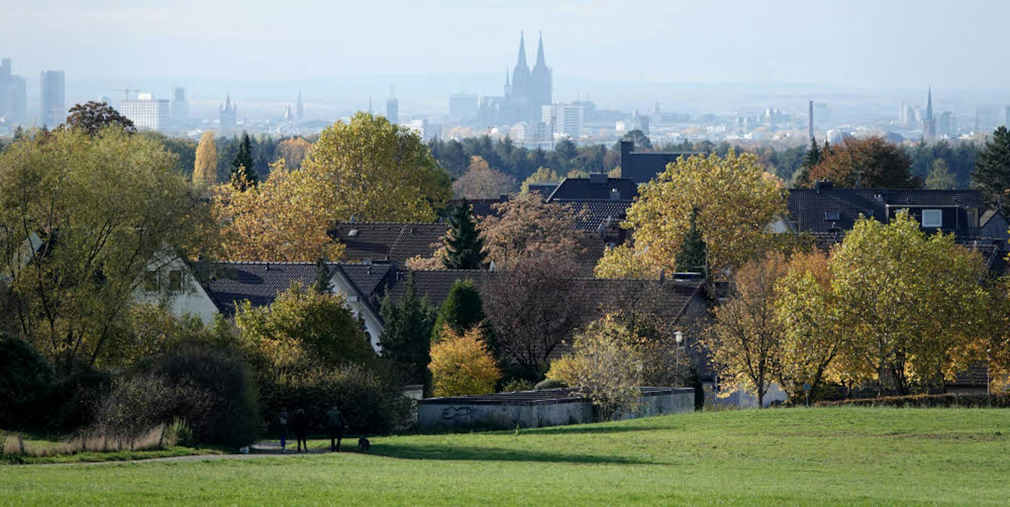 Freie Grundstücke mit fantastischen Ausblicken auf die Kölner Ebene gibt es in Gladbach noch. Welche bebaut werden sollen, ist umstritten.