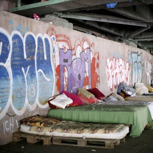 Ein illegales Schlafquartier unter der Mülheimer Brücke, nahe der KVB-Haltestelle Slabystraße.