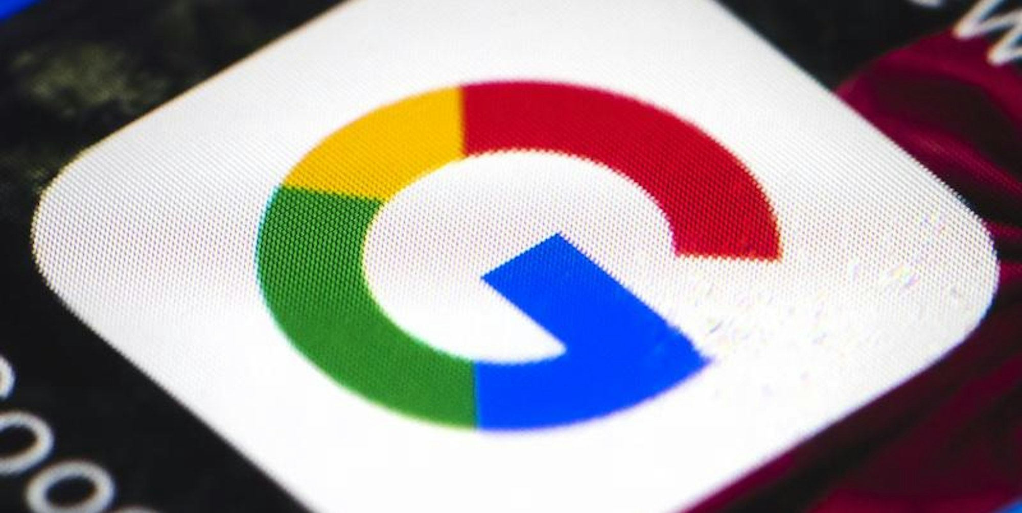 Das Google-Logo auf einem Smartphone. (Symbolbild)