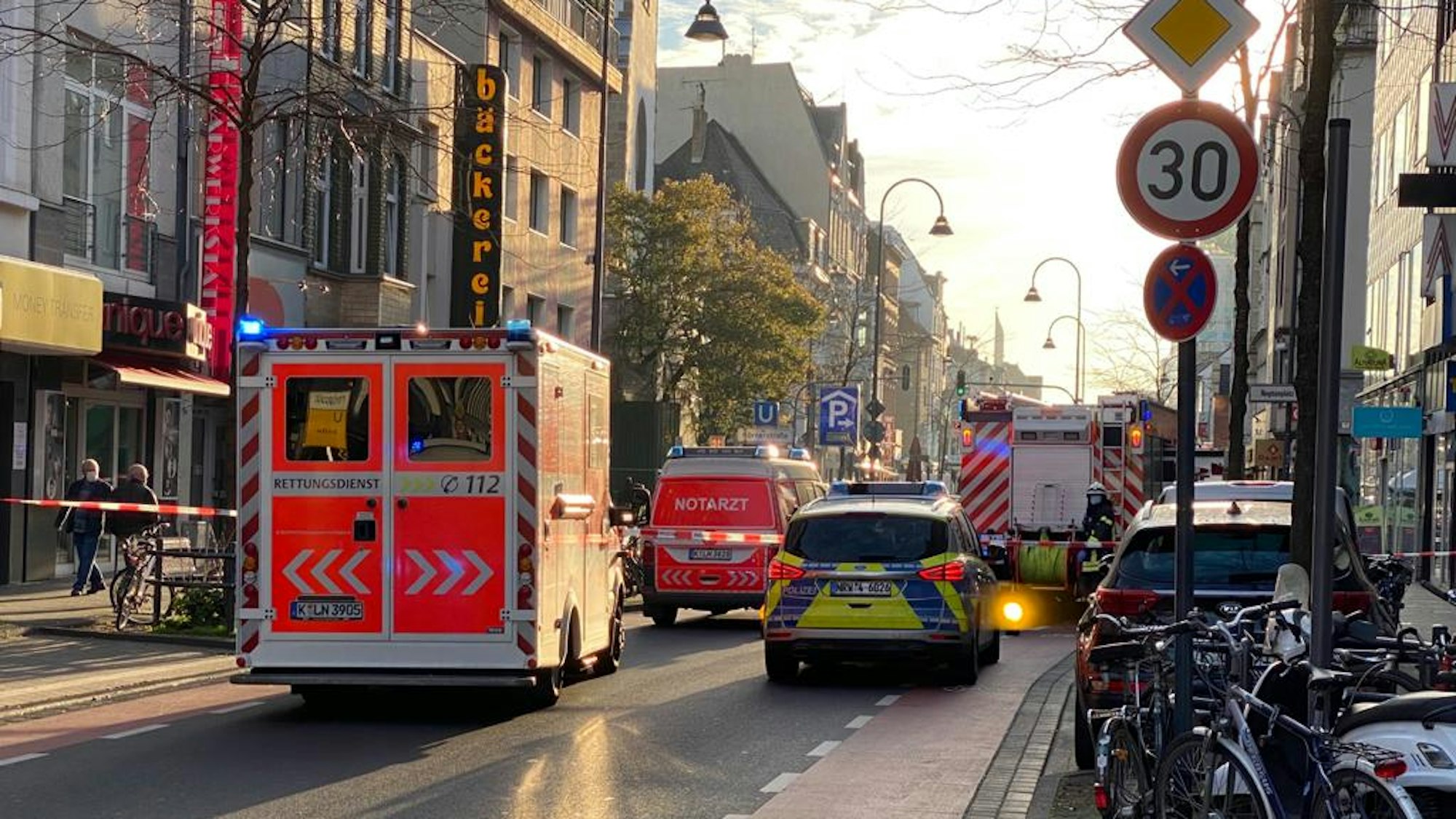 Die Venloer Straße ist abgesperrt, Rettungsdienst, Polizei und Feuerwehr sind vor Ort.