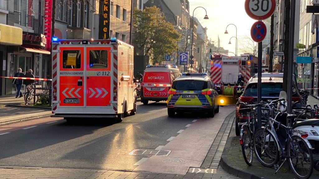 Die Venloer Straße ist mit Flatterband abgesperrt, Fahrzeuge von Polizei, Rettungsdienst und Feuerwehr stehen dort.&nbsp;