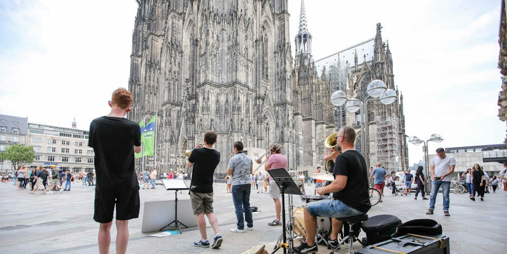 Lautstark: Eine Band spielt zwischen Wallrafplatz und Dom. Ist Straßenmusik in Köln zu laut?