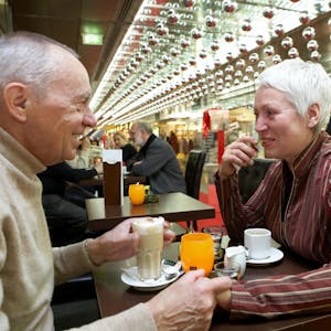 Rentner im cafe dpa