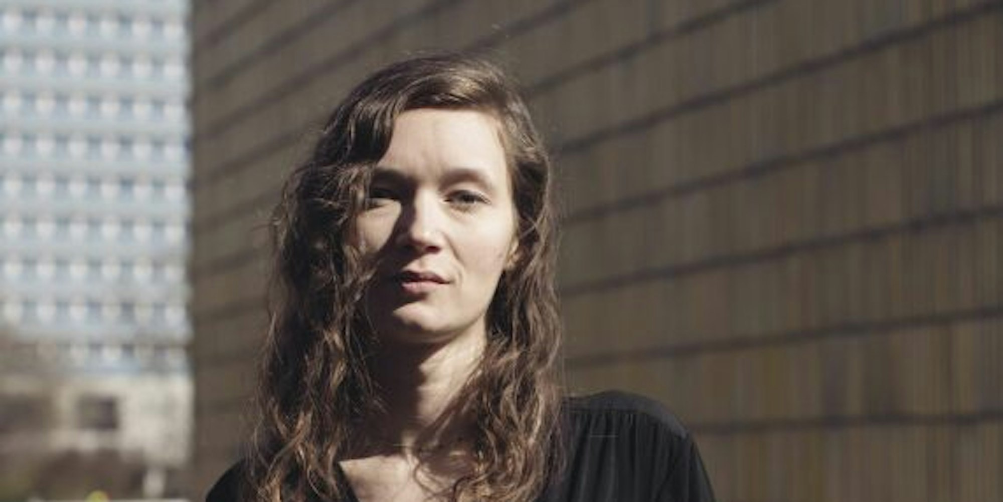 Anna Mayr arbeitet als Journalistin in Berlin, aufgewachsen ist sie im Ruhrgebiet.
