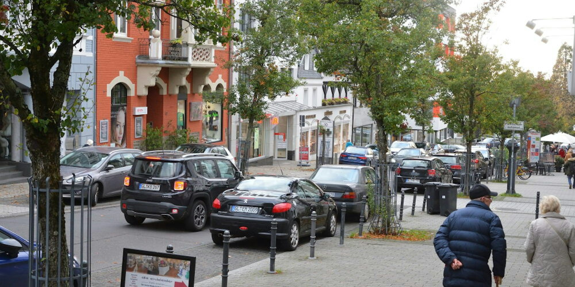 In allen Stadtteilen (wie hier in Bensberg) ist das Kurzparken für 15 Minuten kostenlos. Die Ampelkoalition sieht dies kritisch.