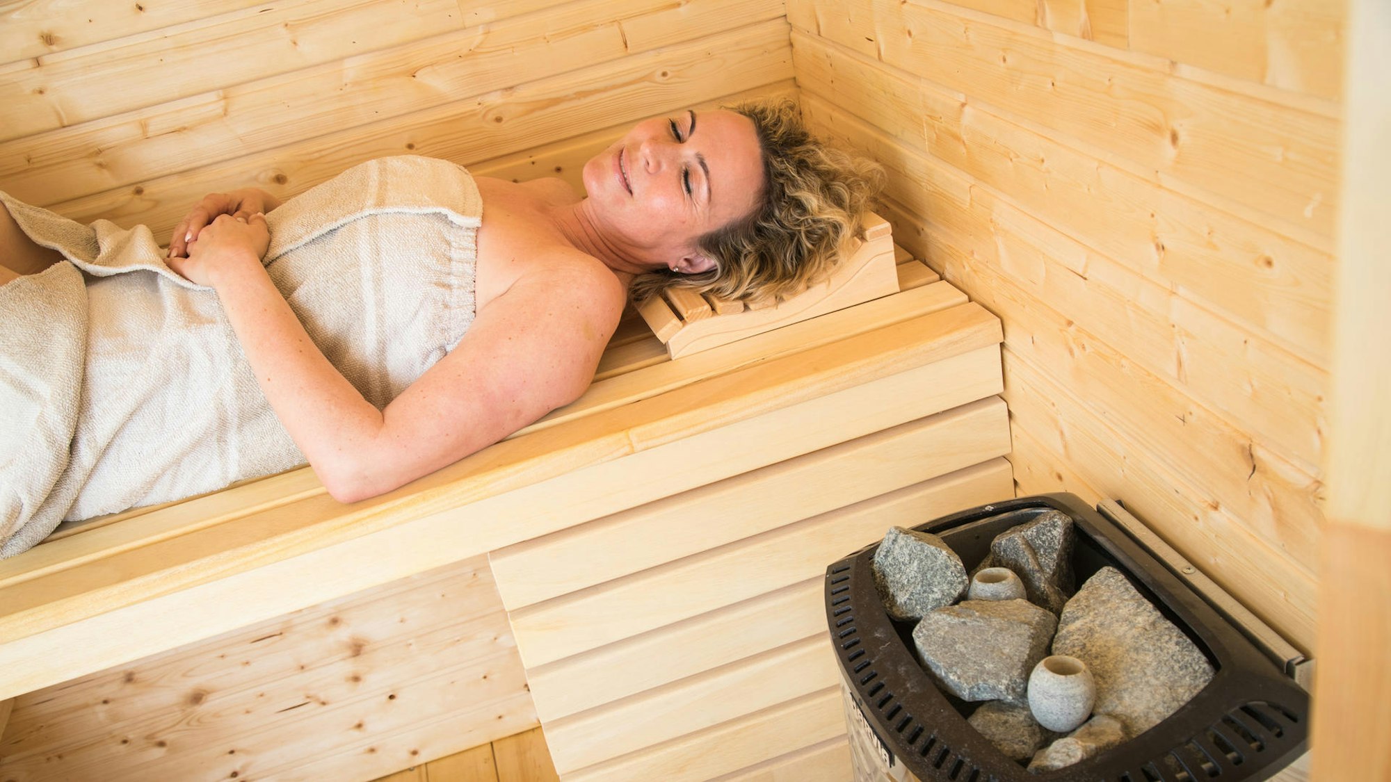 Eine Frau entspannt in der Sauna