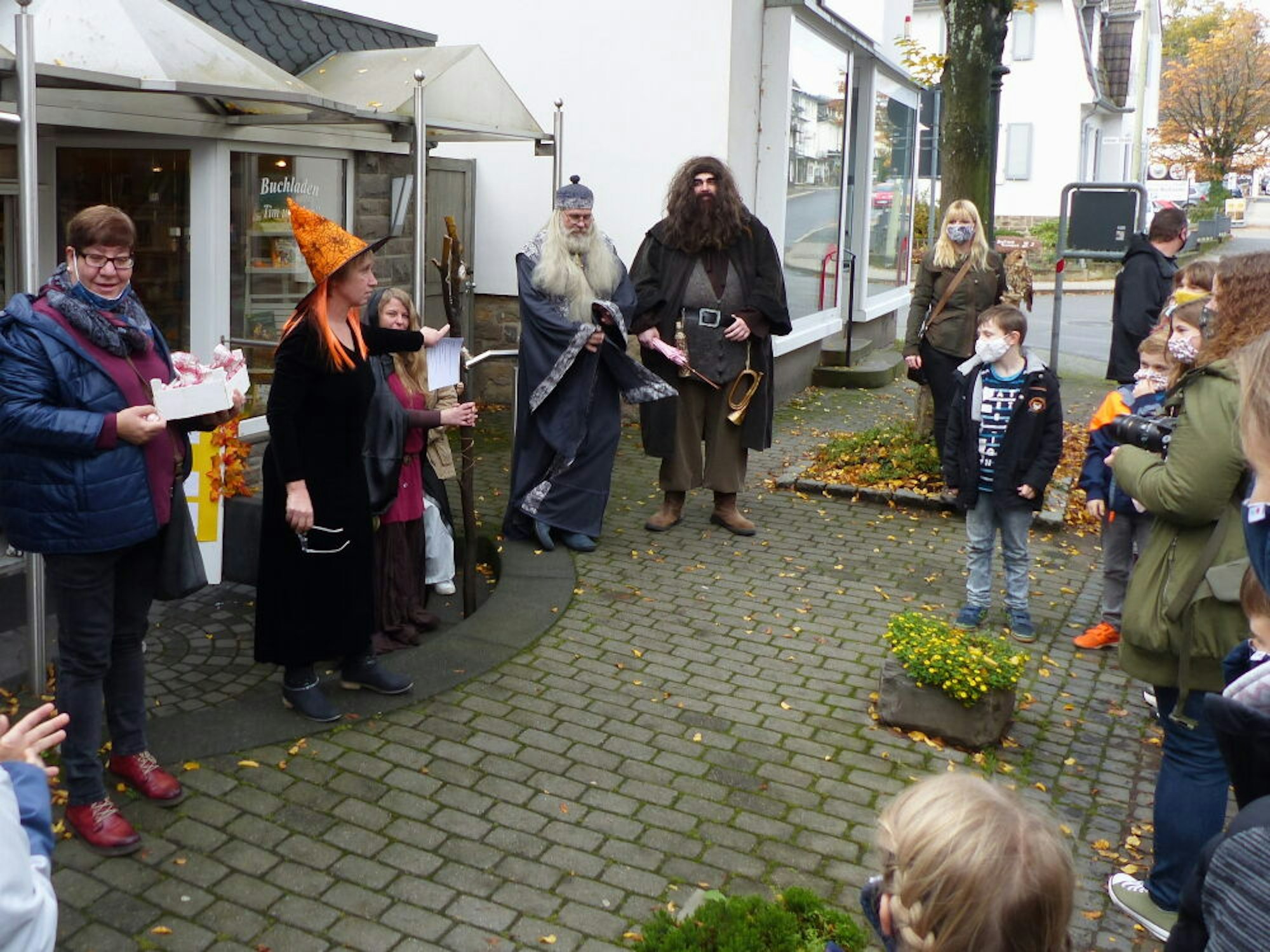 Als Hexe kostümiert, begrüßte Buchhändlerin Dr. Susanne Freese (l.) die Freunde von Harry Potter und die Besucher.
