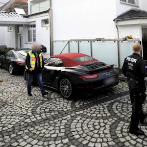 Beamte bei der Razzia in Leverkusen vor dem Haus des Verdächtigen.