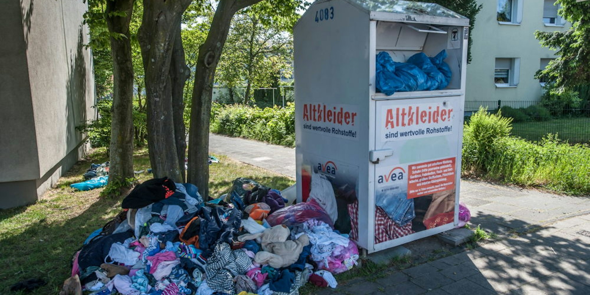 Kleiderberge neben überfüllten Altkleider-Container. Nicht nur an der Solinger Straße in Rheindorf ist das zu sehen.