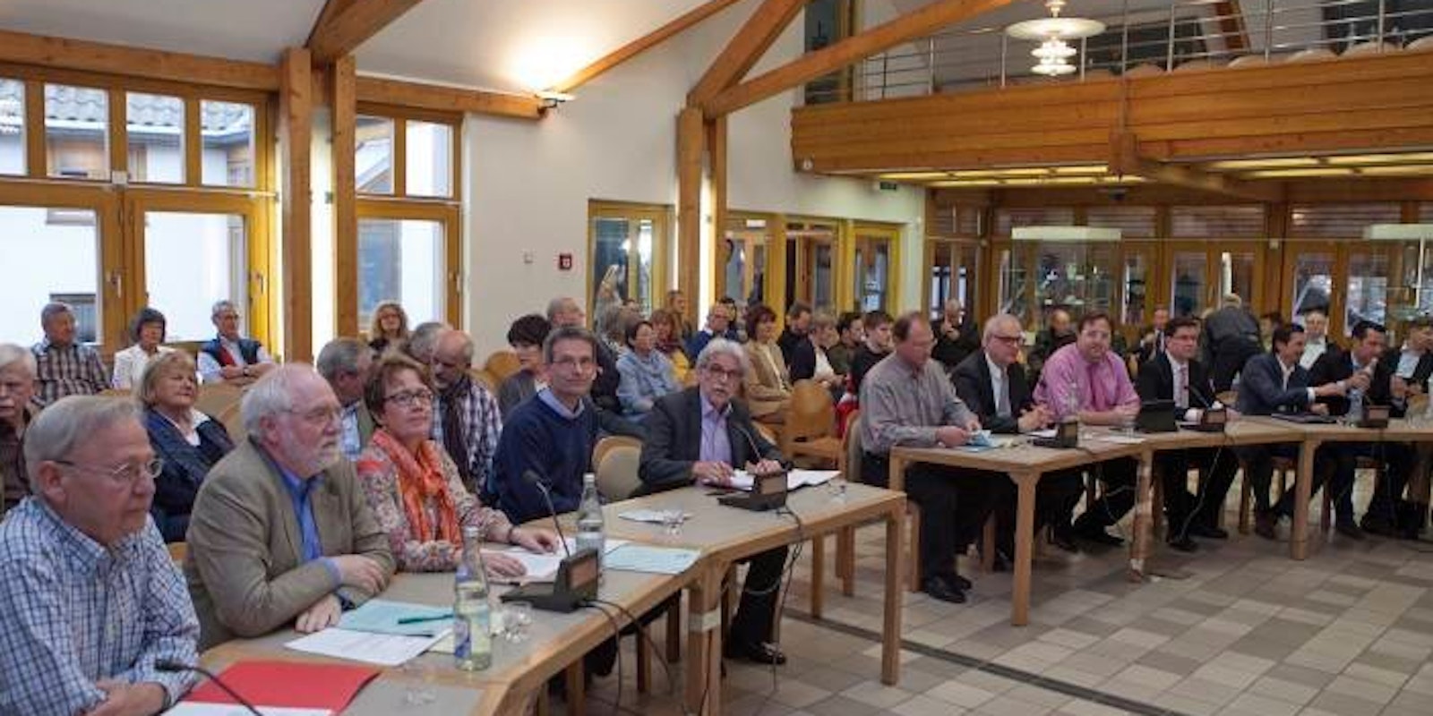 Etwa 50 Zuhörer verfolgten am Abend die Sitzung des Rheinbacher Ausschusses für Standortförderung, der sich mit dem Thema Verlegen von Stolpersteinen beschäftigte.