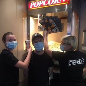 Frische Filme, frisches Popcorn: Carlotta Wehr, Andy Verraes und Lara Soramae (v.l.) vor der Kino-Wiedereröffnung.