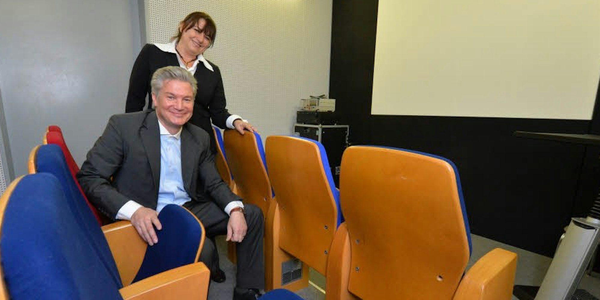 Brigitte Graner und Bernd Graner-Sommer in ihrem Vorführraum: Die Stühle sind stilechte Konzertstühle.