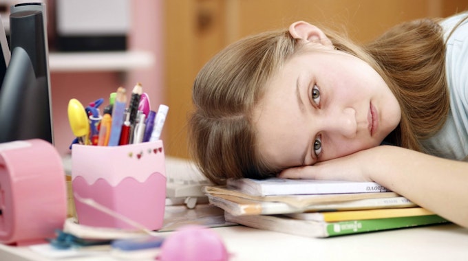 Müde, lustlos, erschöpft: Schon Kinder können an Burnout leiden.