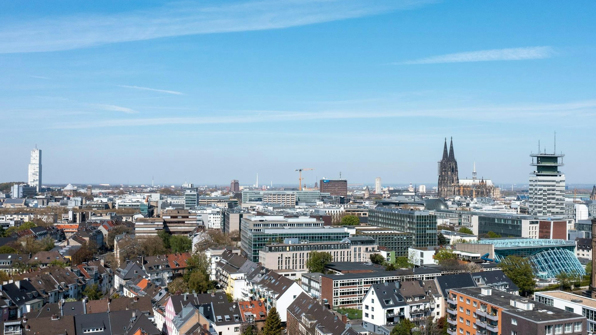 Luftaufnahme auf Köln mit dem Dom