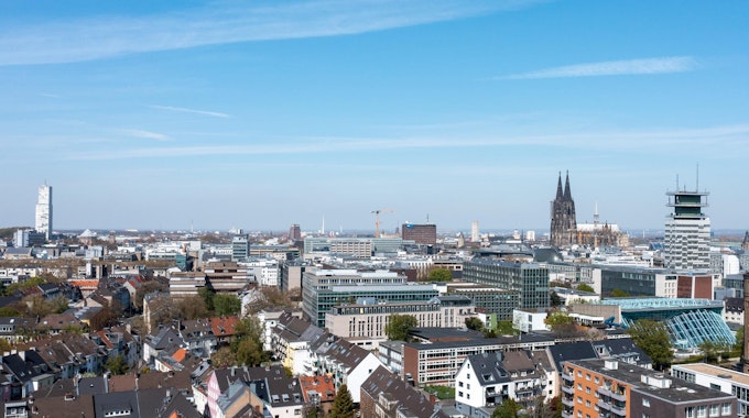 Luftaufnahme auf Köln mit dem Dom.