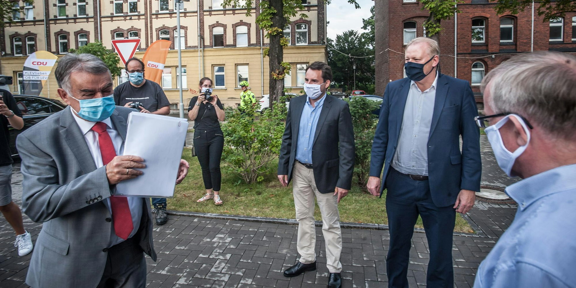 Mann der Begierde und des Umwuselns: Herbert Reul (links) unterstützt den OB-Kandidaten Frank Schönberger (2.v.r.).
