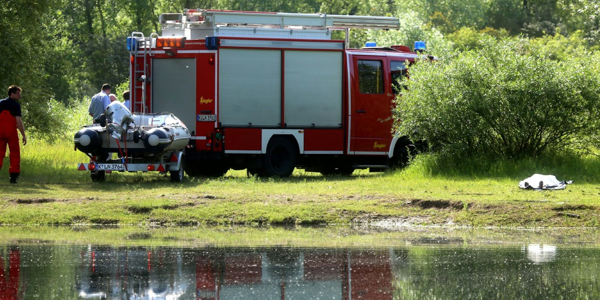 Aus einem Baggersee in Weidenpesch hat die Feuerwehr eine Leiche gezogen.
