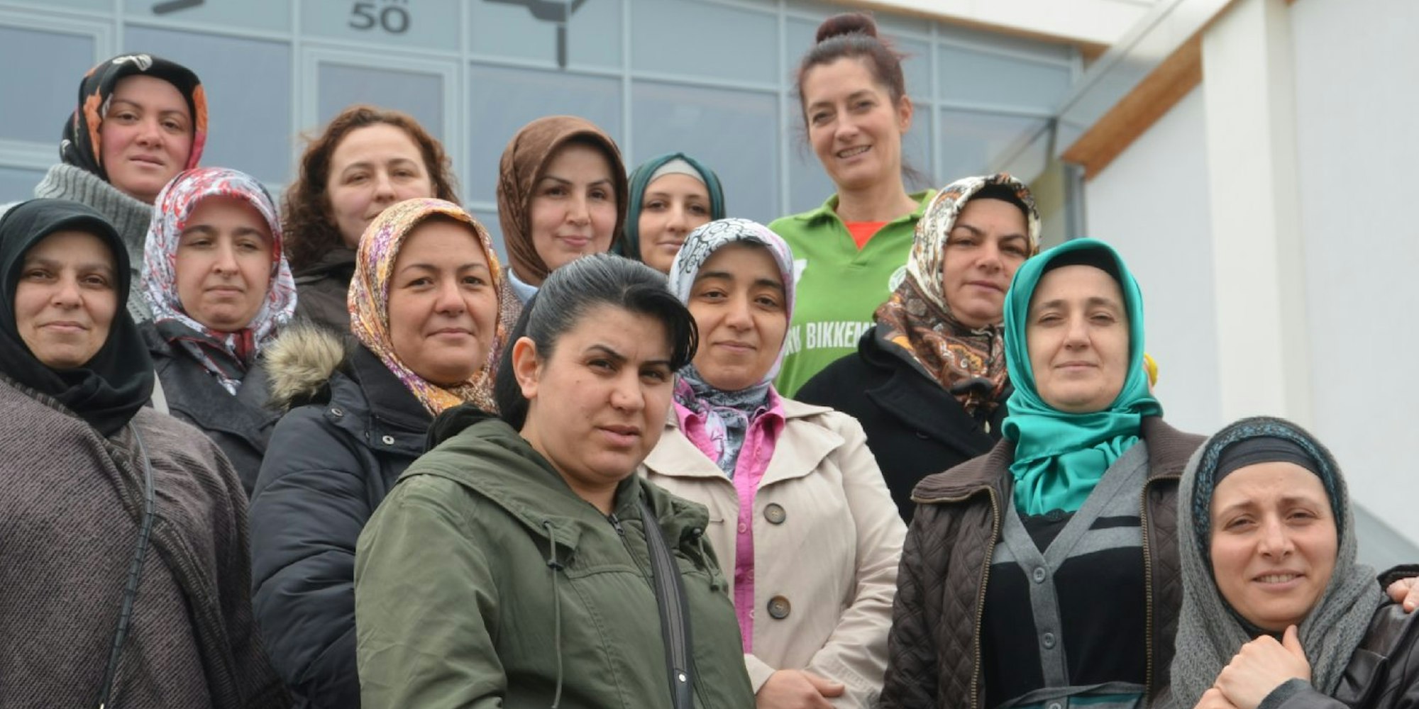 Gruppenbild mit muslimischen Frauen: Einmal in der Woche gehen sie gemeinsam in Brühl ins Hallenbad.